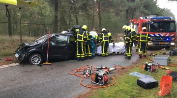 auto botst tegen boom