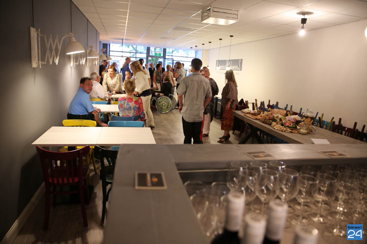 Jennifer gaat werken bij heropende Brownies & downieS Weert Nederweert24