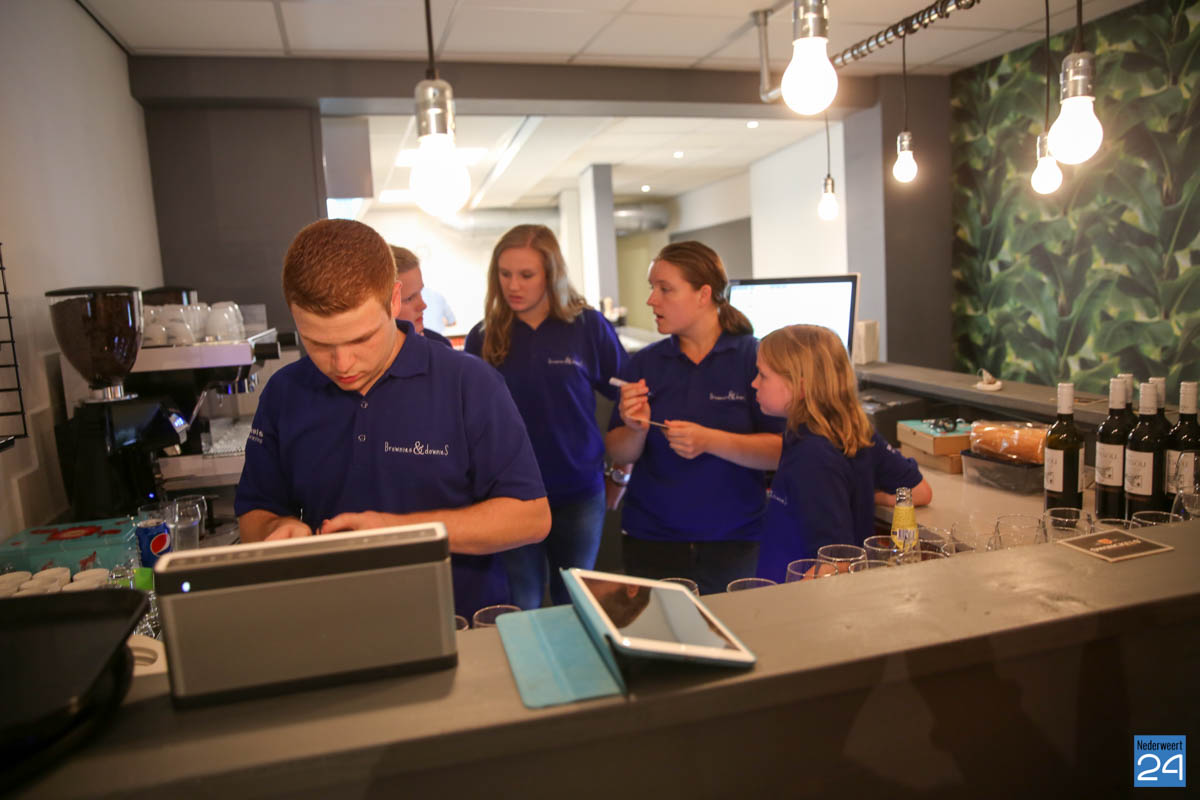 Jennifer gaat werken bij heropende Brownies & downieS Weert Nederweert24