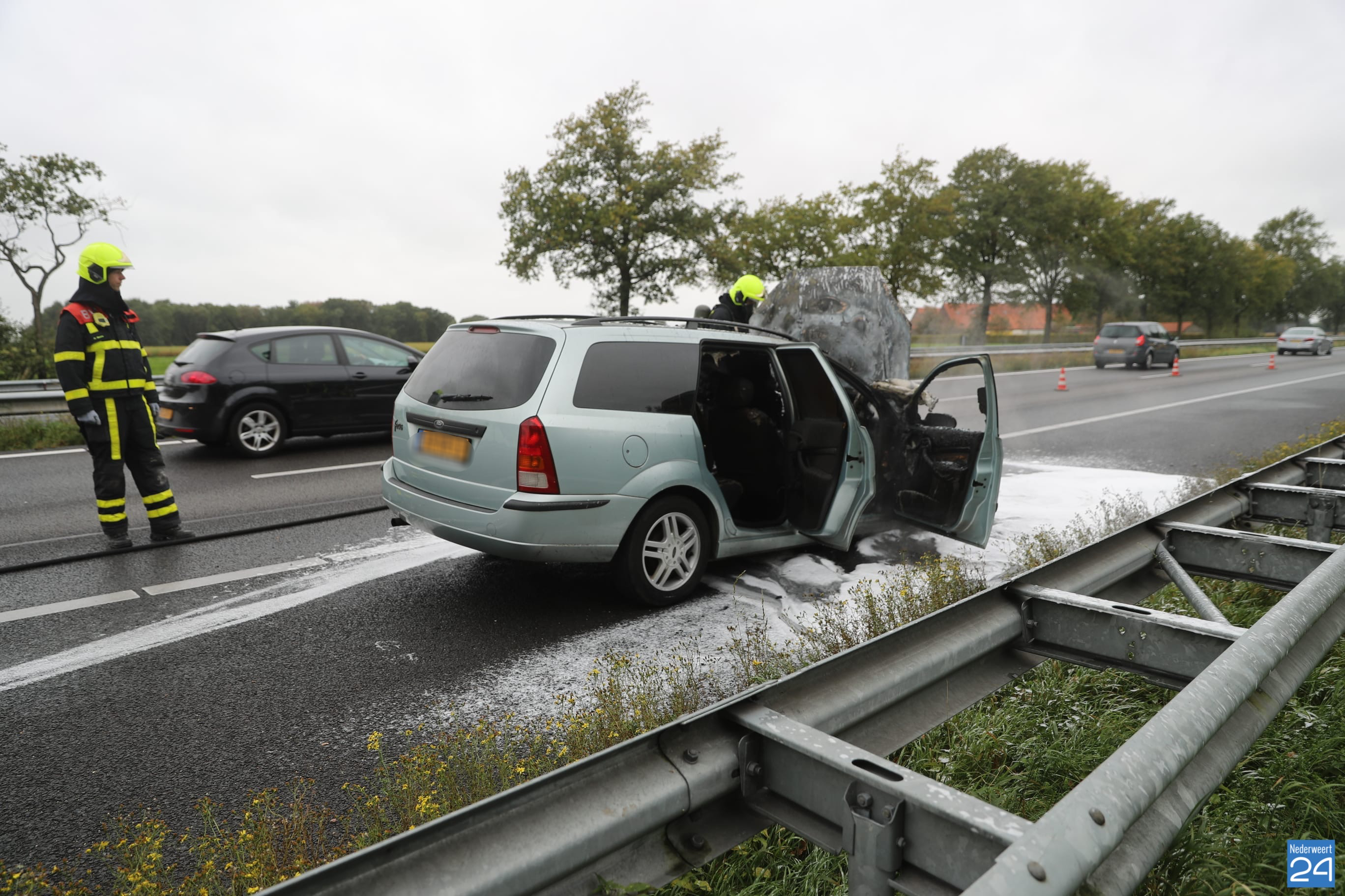Auto brandt volledig uit op A2 bij KelpenOler Nederweert24