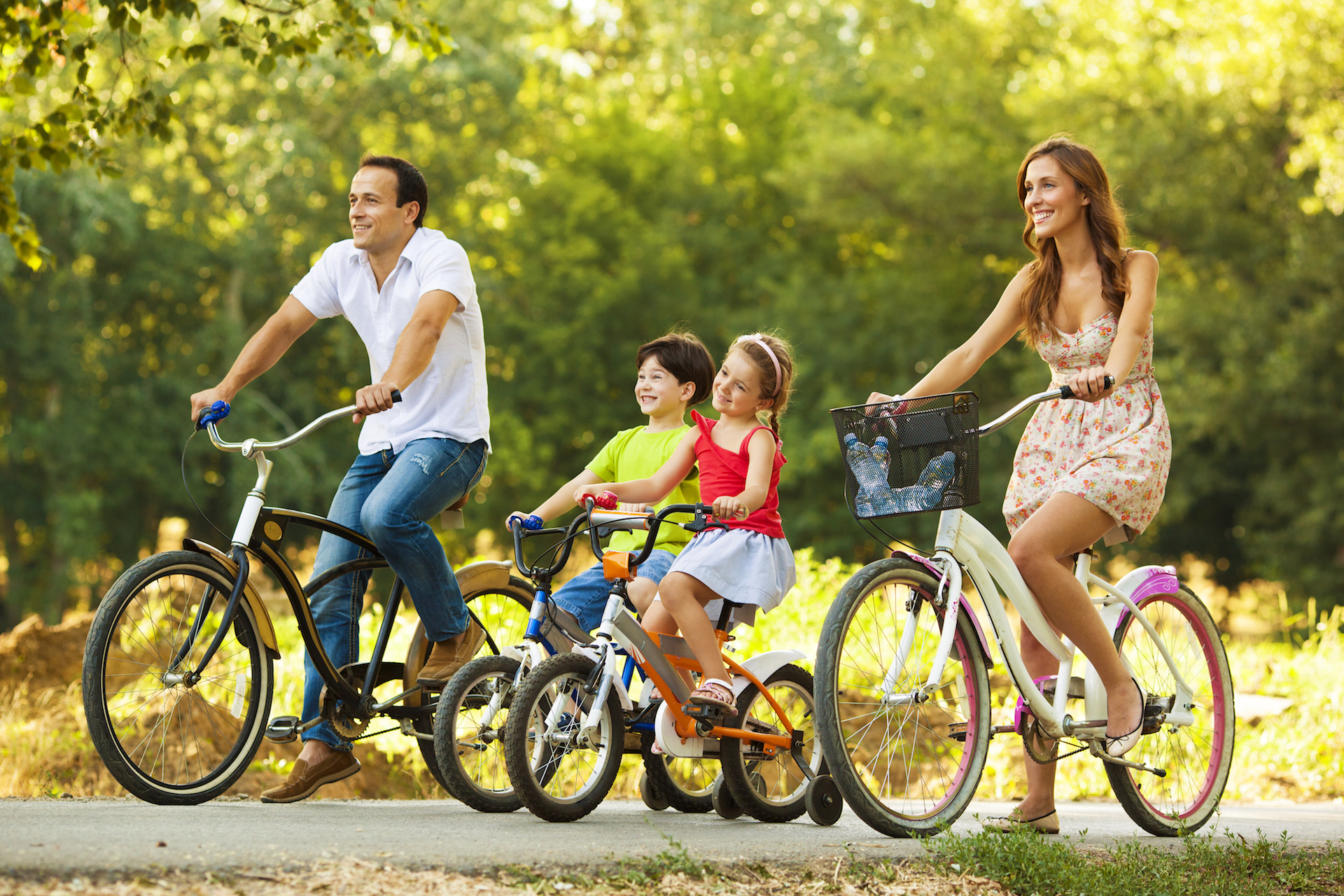 Велосемья. Велосипеды для всей семьи. Семья на велосипедах. Велопрогулки семьей. Кататься на велосипеде всей семьей.