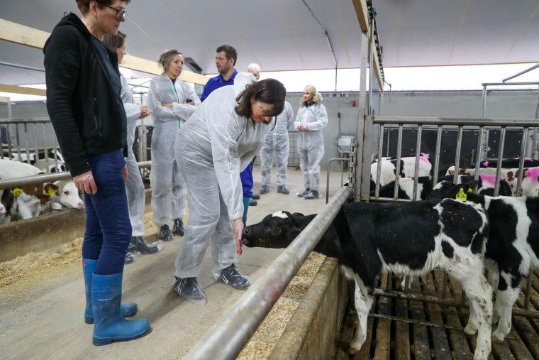 Burgemeester Op de Laak bij Boeren van Nederweert