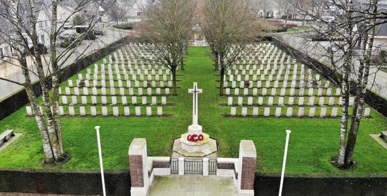 Luchtfoto Brits Militaire Begraafplaats Nederweert