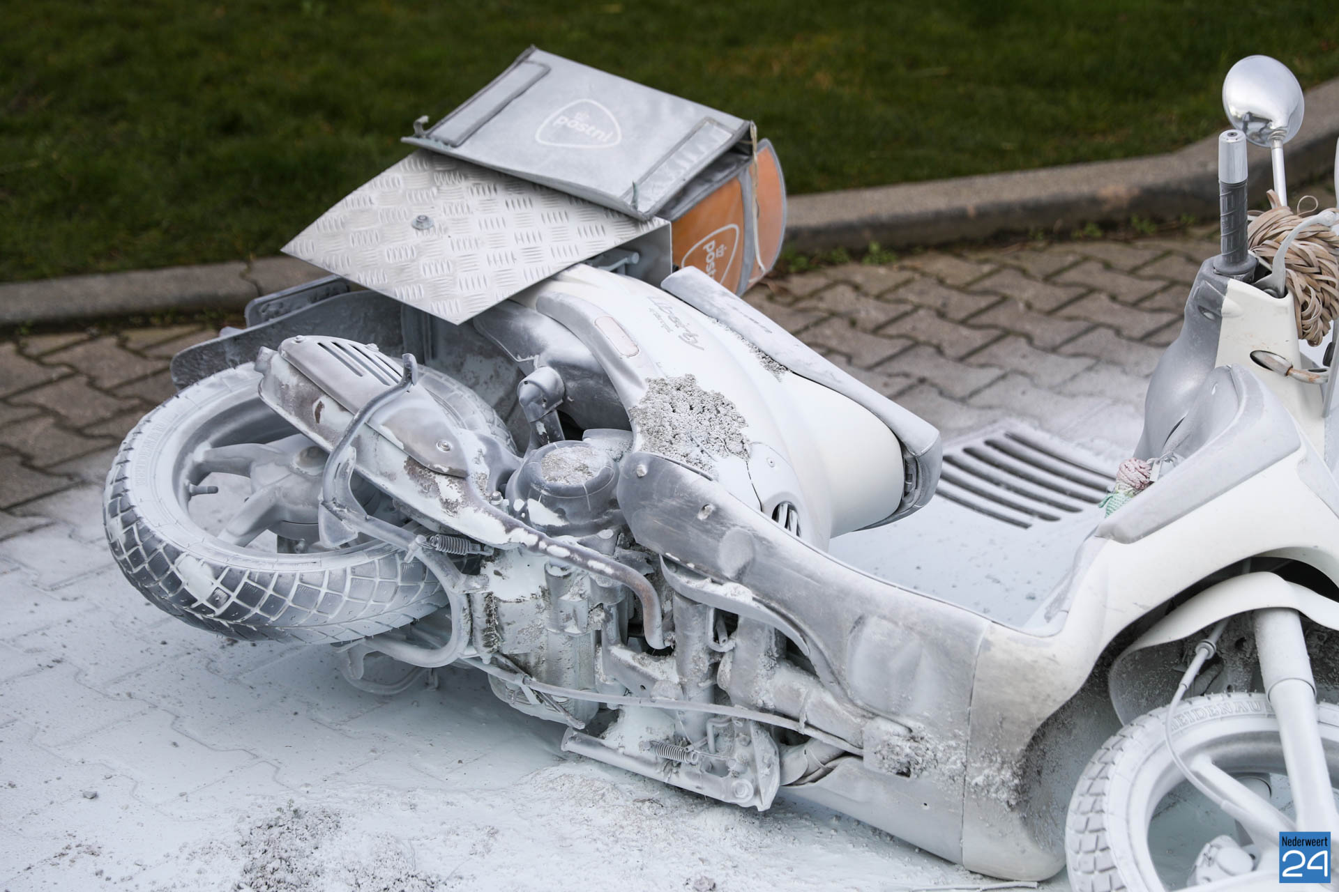 Scooter van postbezorgster PostNL vliegt in brand - Nederweert24