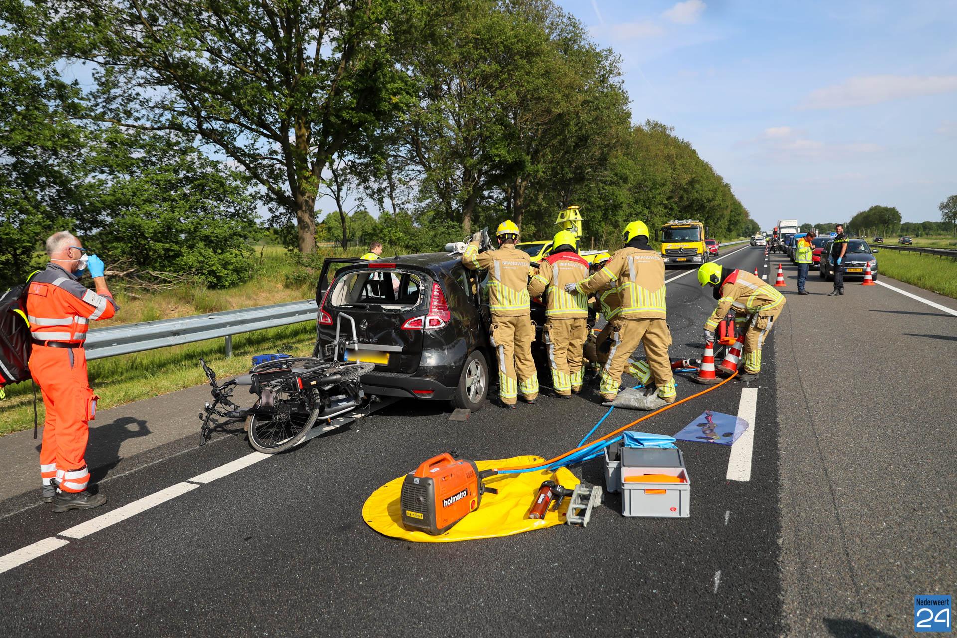 Ernstig ongeval A2 Nederweert Auto botst achterop voertuig
