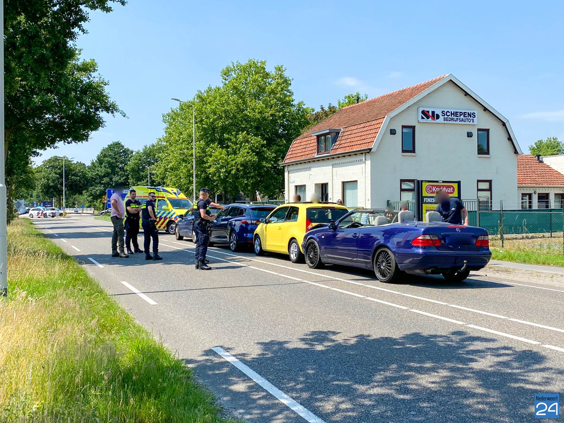 Vier auto's botsen op Roermondseweg in Weert Nederweert24
