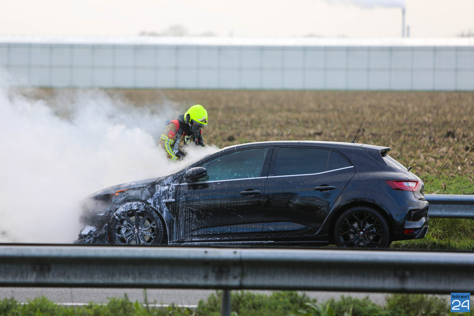 Auto brandt volledig uit op snelweg A2 Nederweert24