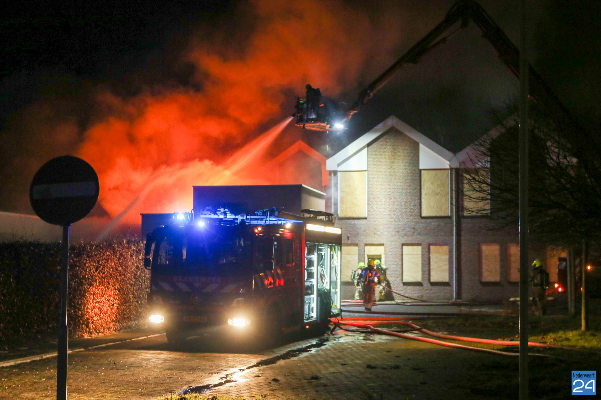Zeer grote brand in voormalig praktijkgebouw Wessem