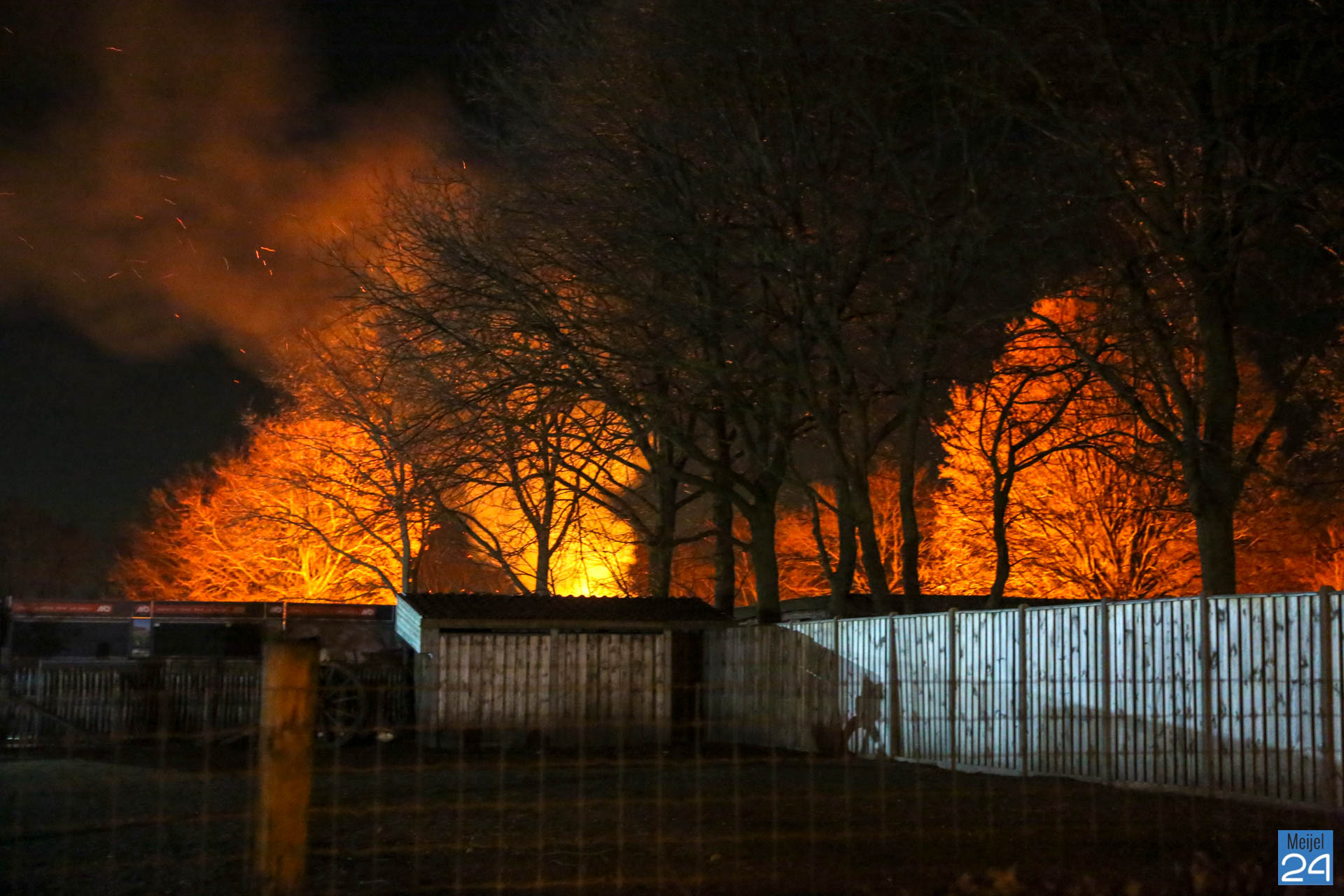 Hulpdiensten opgetrommeld voor stookvuur aan de Meijelsedijk.