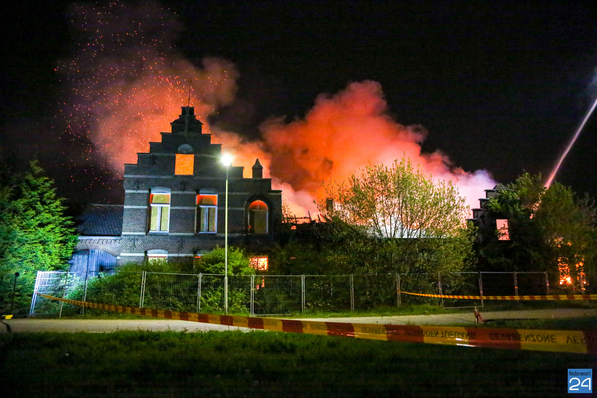Grote schuurbrand in Beegden (Foto’s/Video)