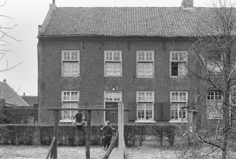 De deugd in het midden en de kapelaans ernaast - Nederweert24