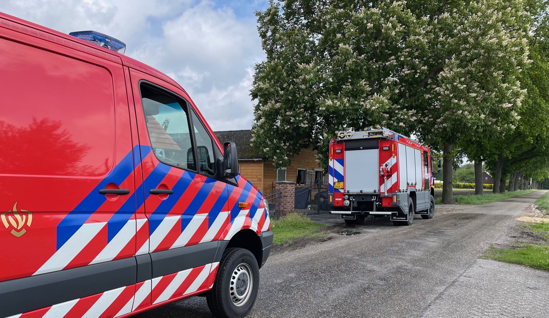 Brandweer bevrijdt vastzittende puppy uit speelgoed in Ospel.