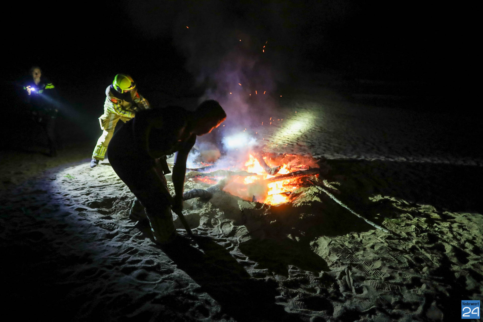 Brandweer blust buitenbrandje Houtsberg Nederweert-Eind met zand @brandweerndw.