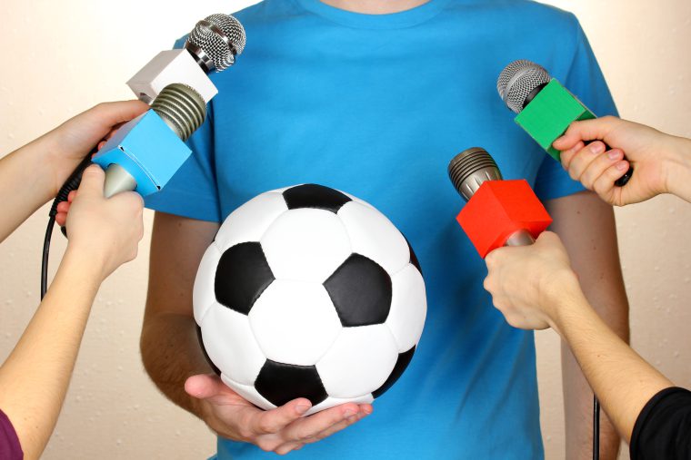 Foto van voetballer met microfoons