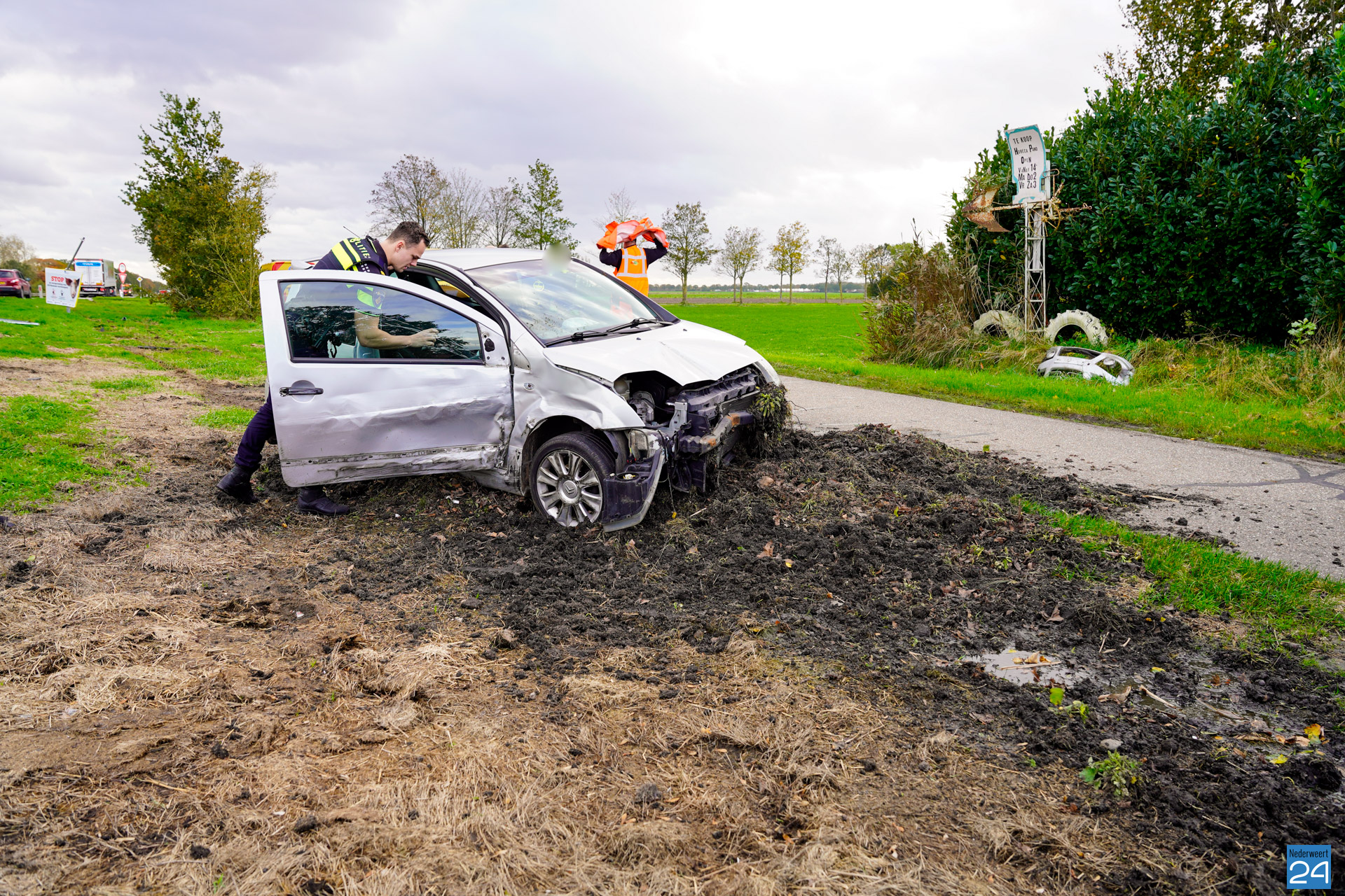 Vier personen en hond verlaten plaats ongeval na flinke crash Wetering N266  Nederweert - Nederweert24