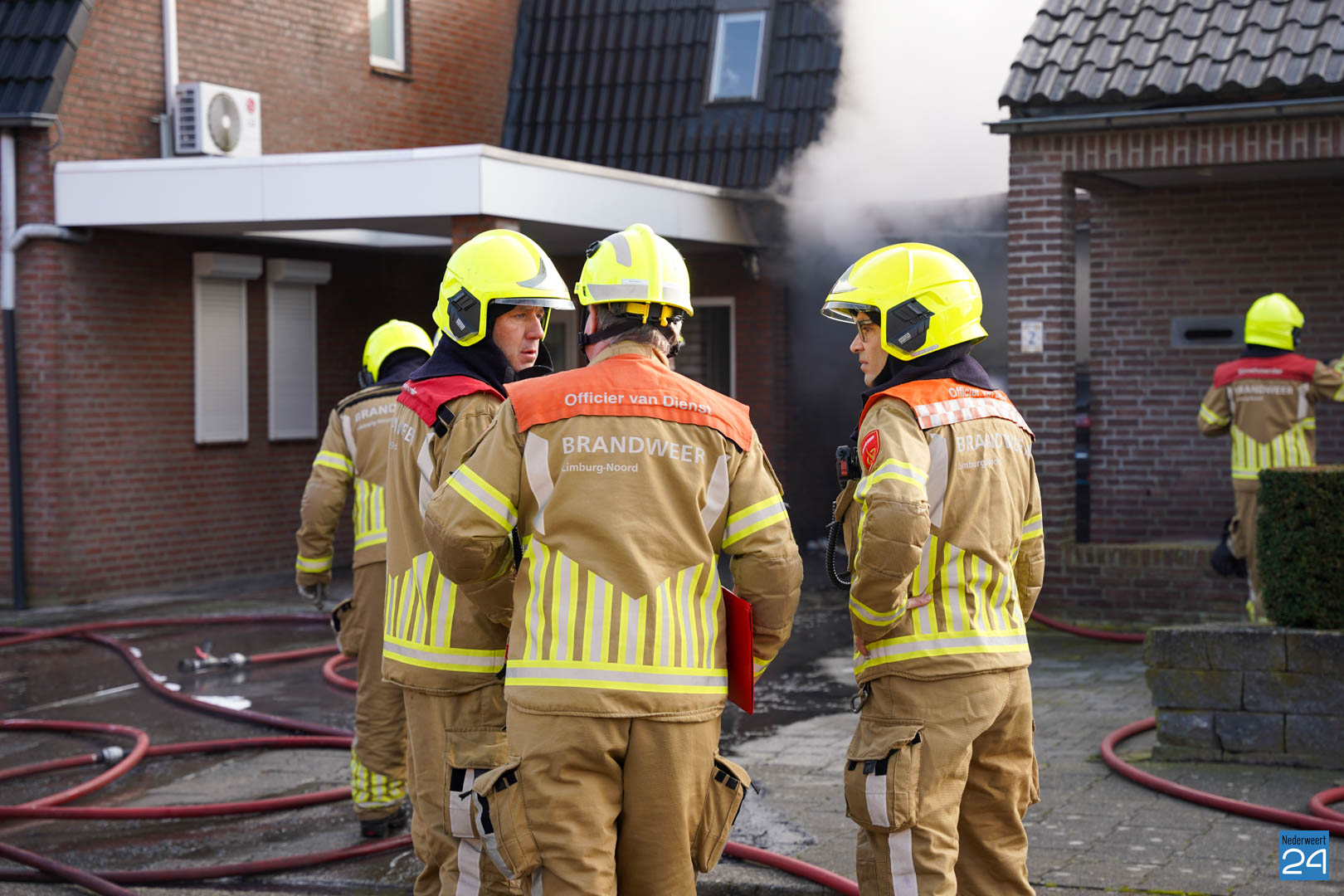 Autobrand in garage op Nachtegaal in Weert Nederweert24