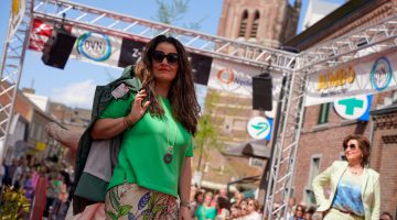 Koopzondag in Nederweert onder stralende zon, modeshows in beeld