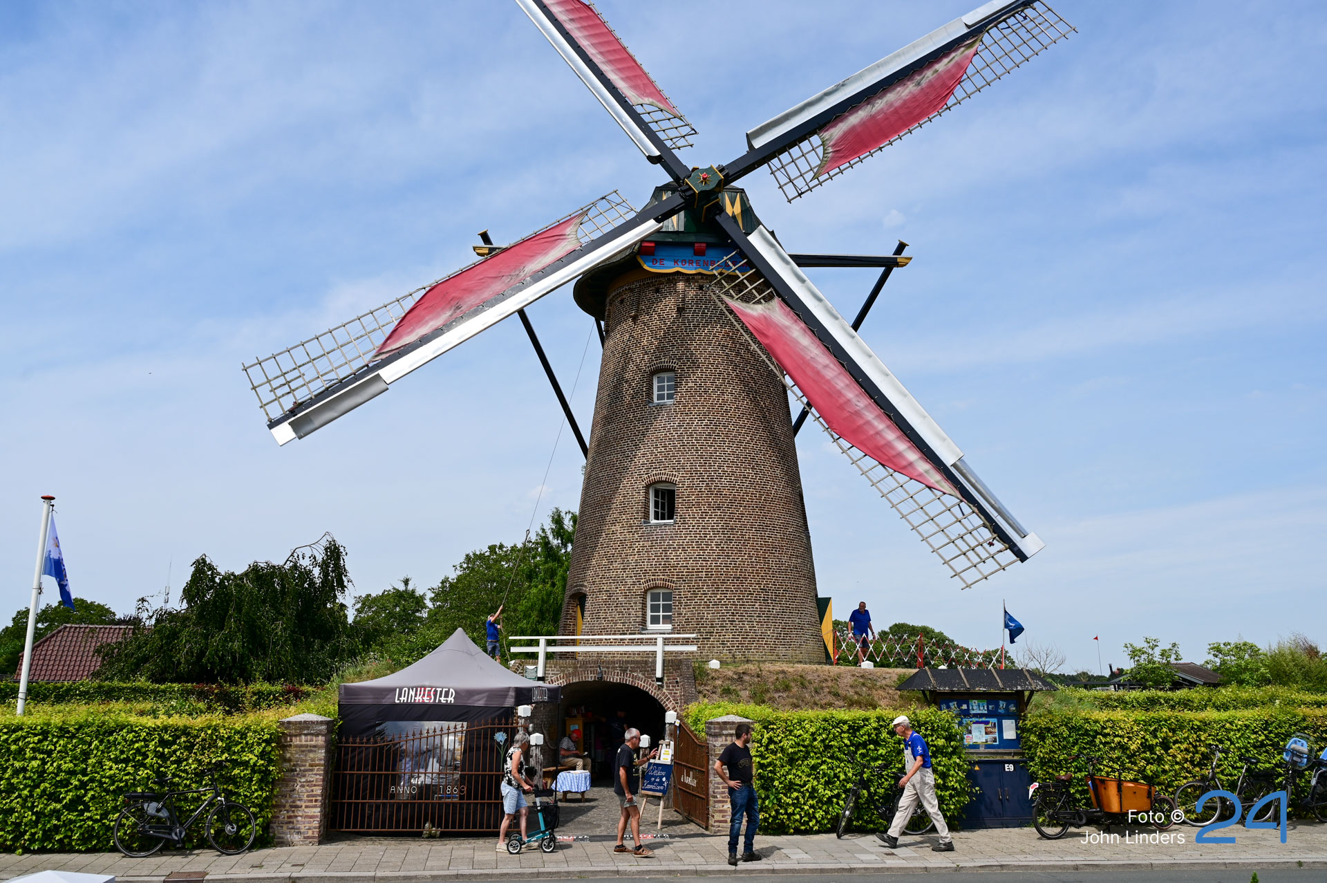Stenen ‘billen’ op molen de Korenbloem Ospel.