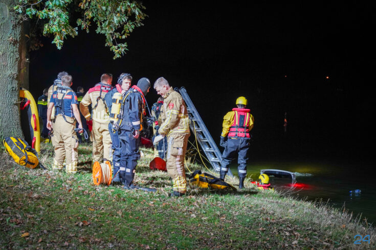 Auto te water in kanaal Wessem-Nederweert