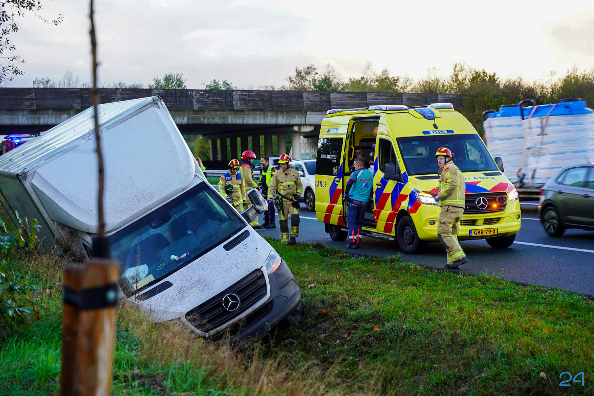 Vrachtwagen raakt van de weg op A2 bij Weert