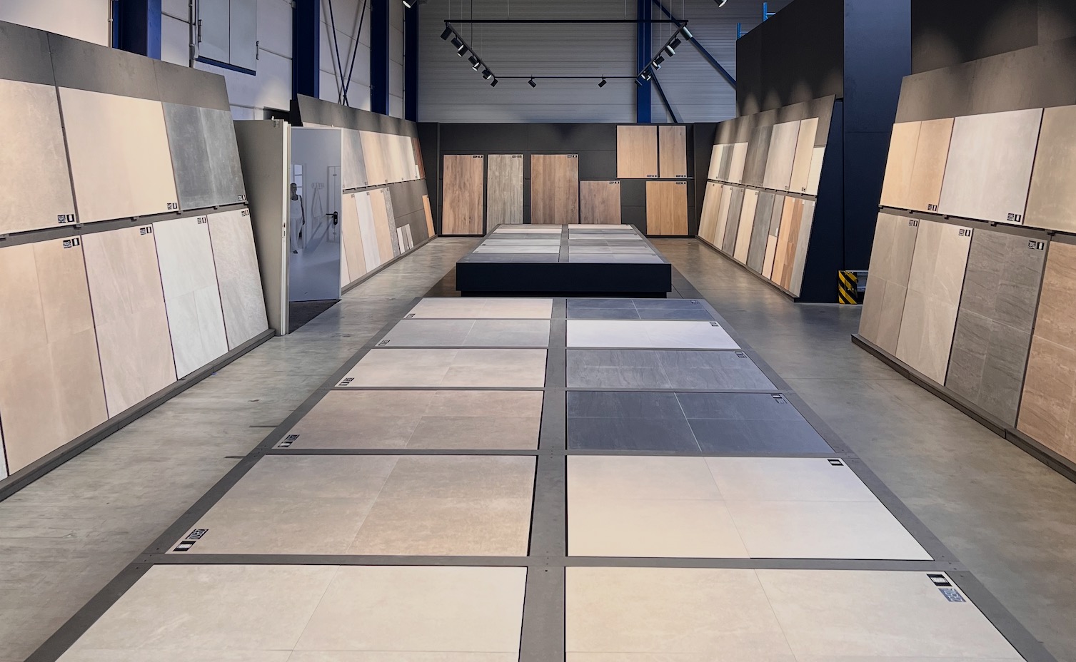 Feestelijke opening Tegeloutlet Limburg