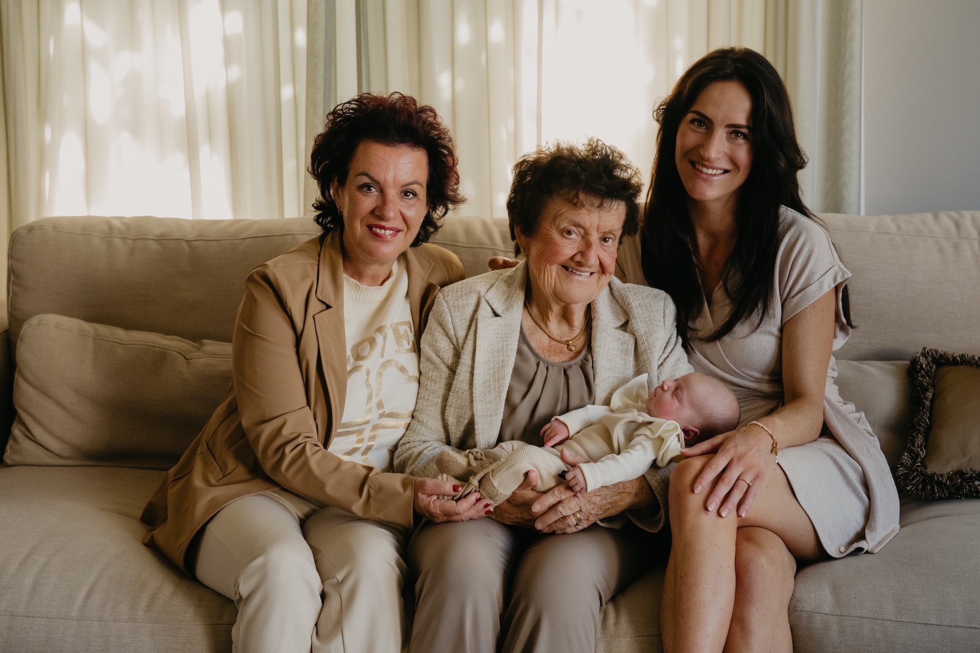 Vier generaties samen op de foto: een bijzonder familiemoment