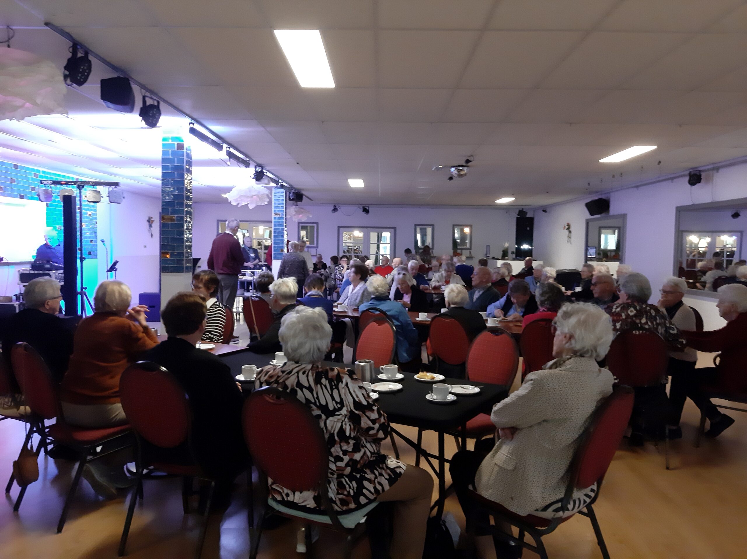 Peter Berkers zorgt voor prachtige muziekmiddag Zonnebloem Nederweert!