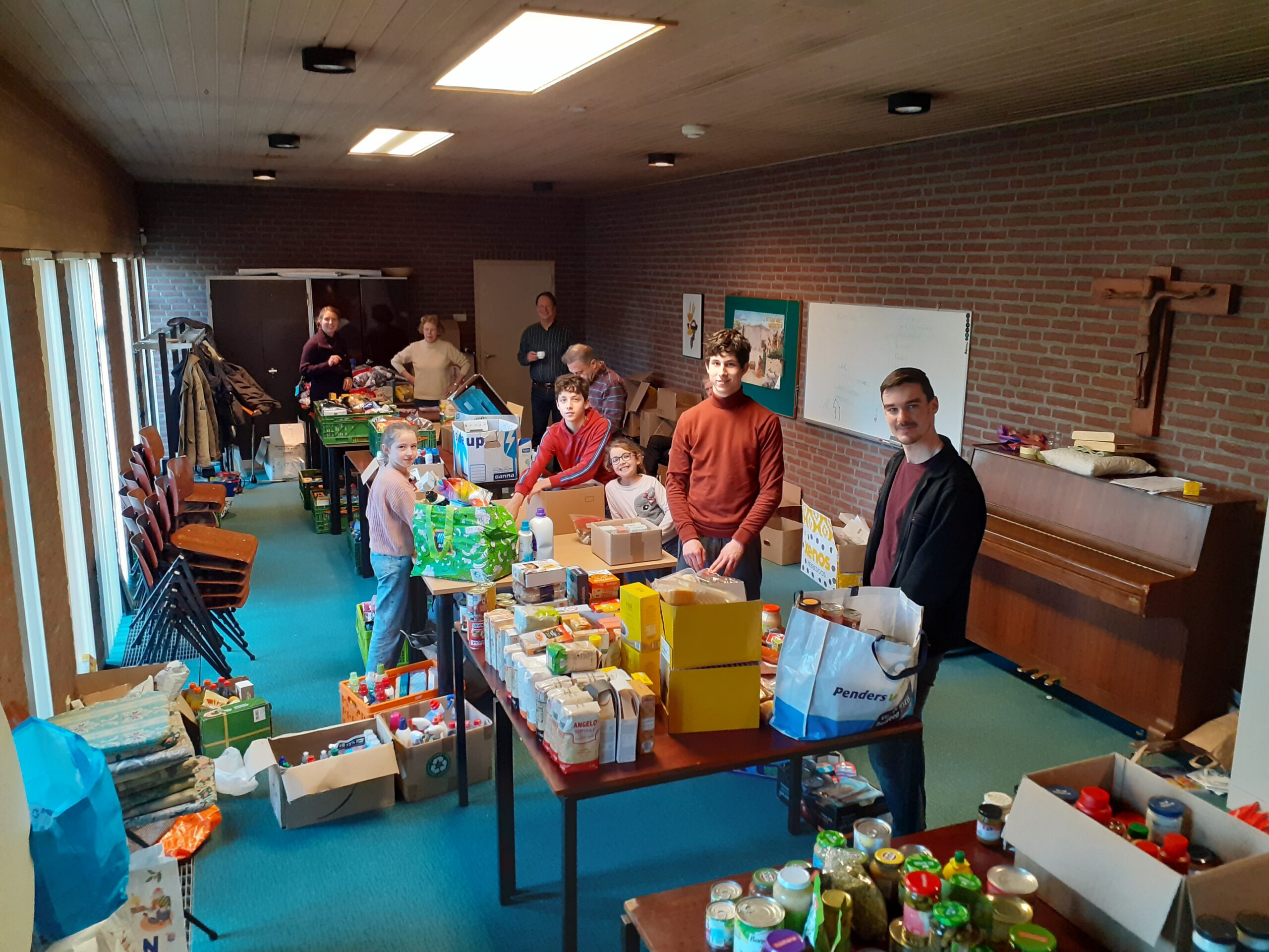 Jaarlijkse kerstpakkettenactie Broederschap en Weerter Minima Groep