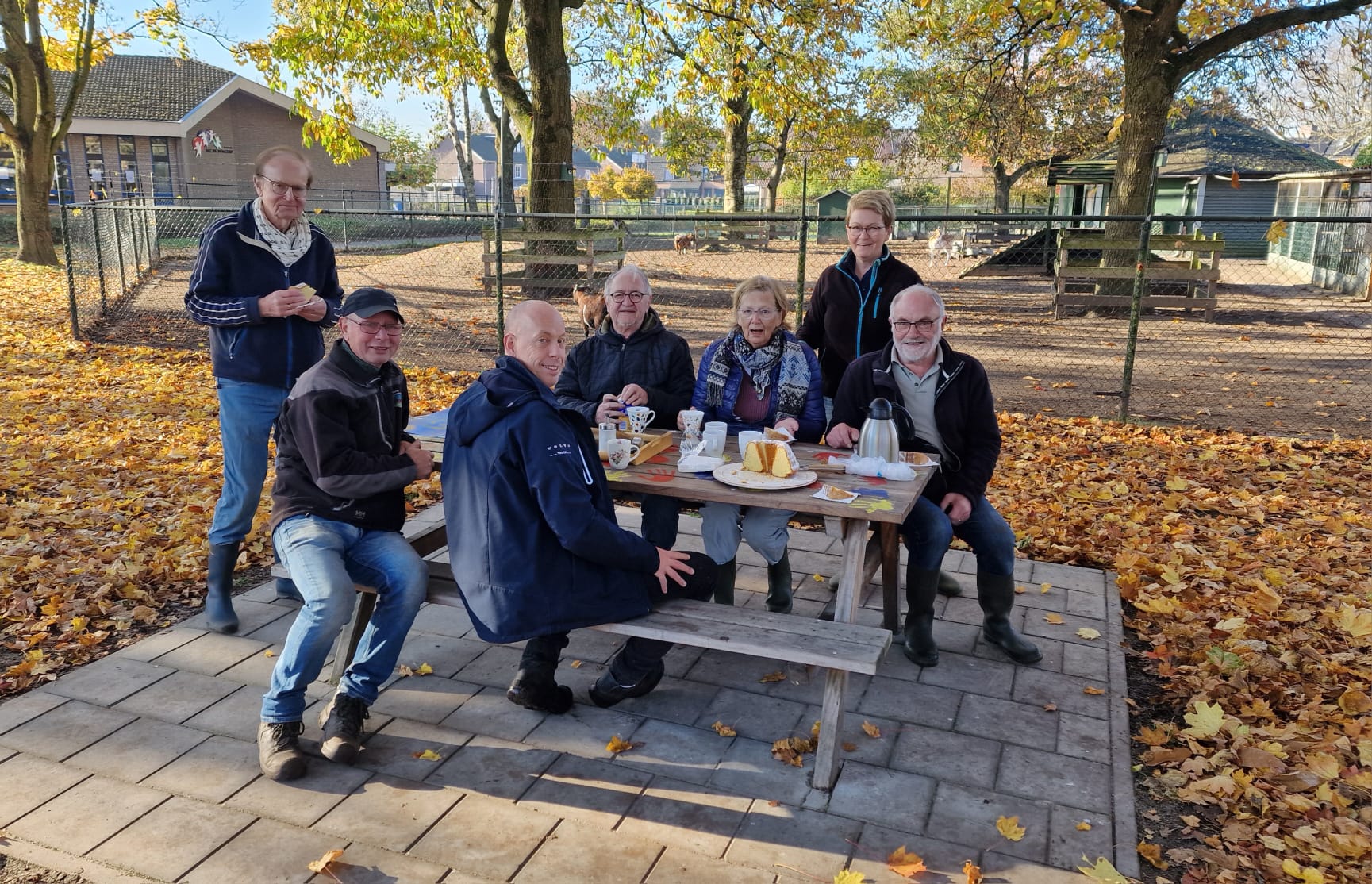 Vrijwilligers ruimen blad in dierenweide Florastraat