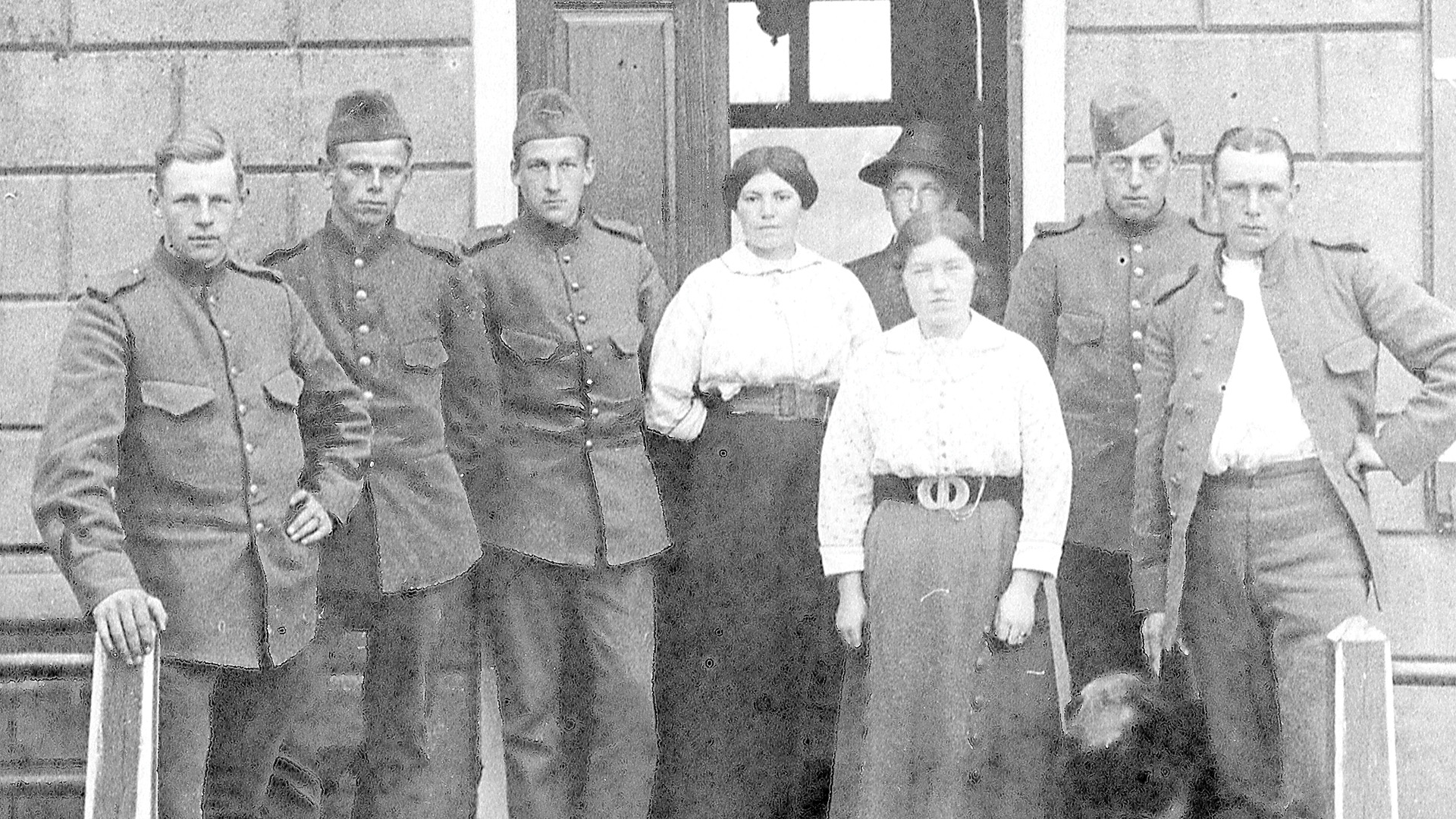 Samen oude Nederweerter foto’s voorzien van waardevolle informatie