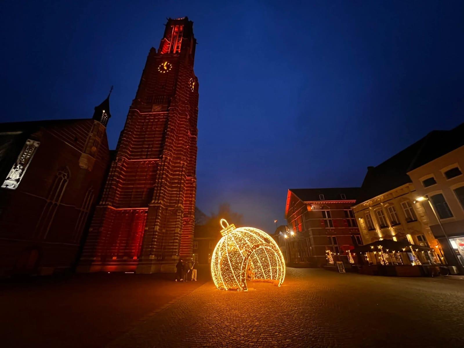 Iconische kerstbal straalt op de Markt in Weert
