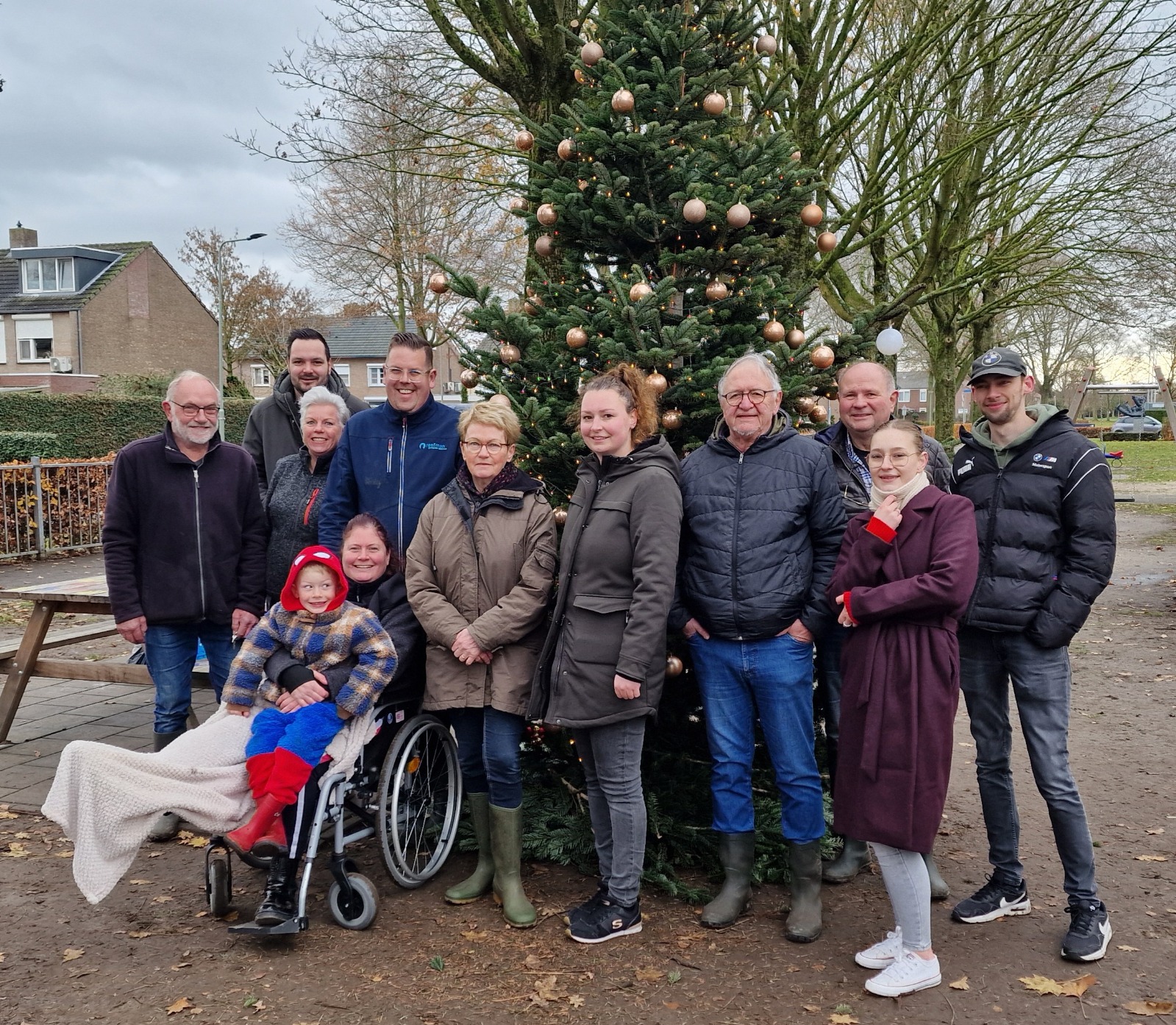 Buurtbewoners zetten samen kerstboom bij de dierenweide