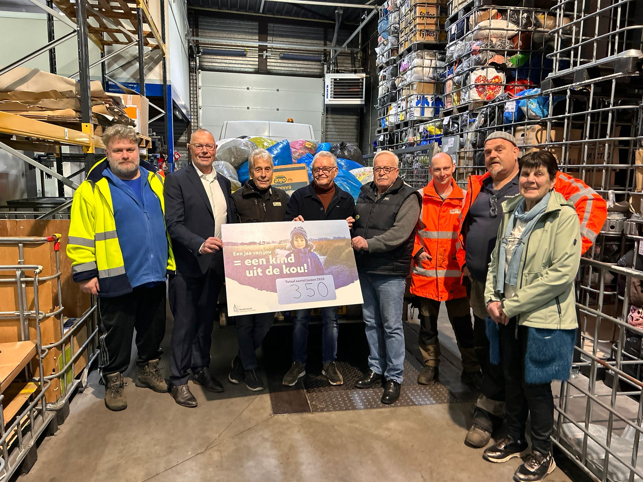 Inwoners Nederweert zamelen 350 jassen in voor Kledingbank Limburg