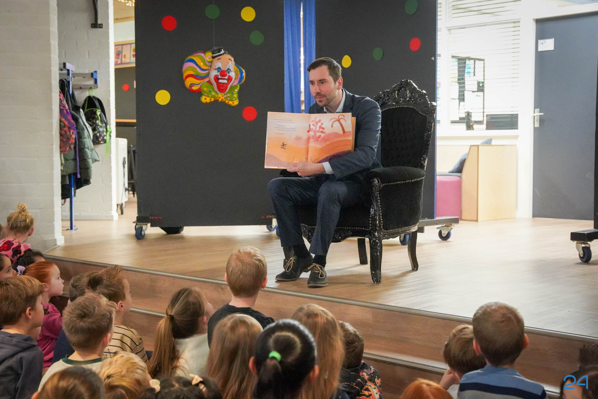 Wethouder Franssen leest voor bij IKC De Bongerd