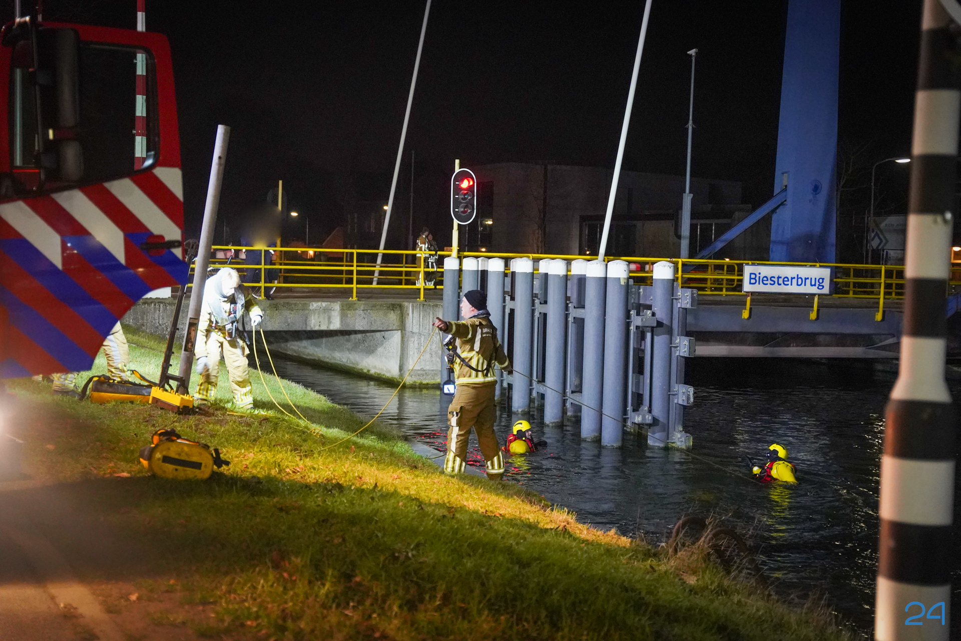 Persoon te water bij Biesterbrug in Weert