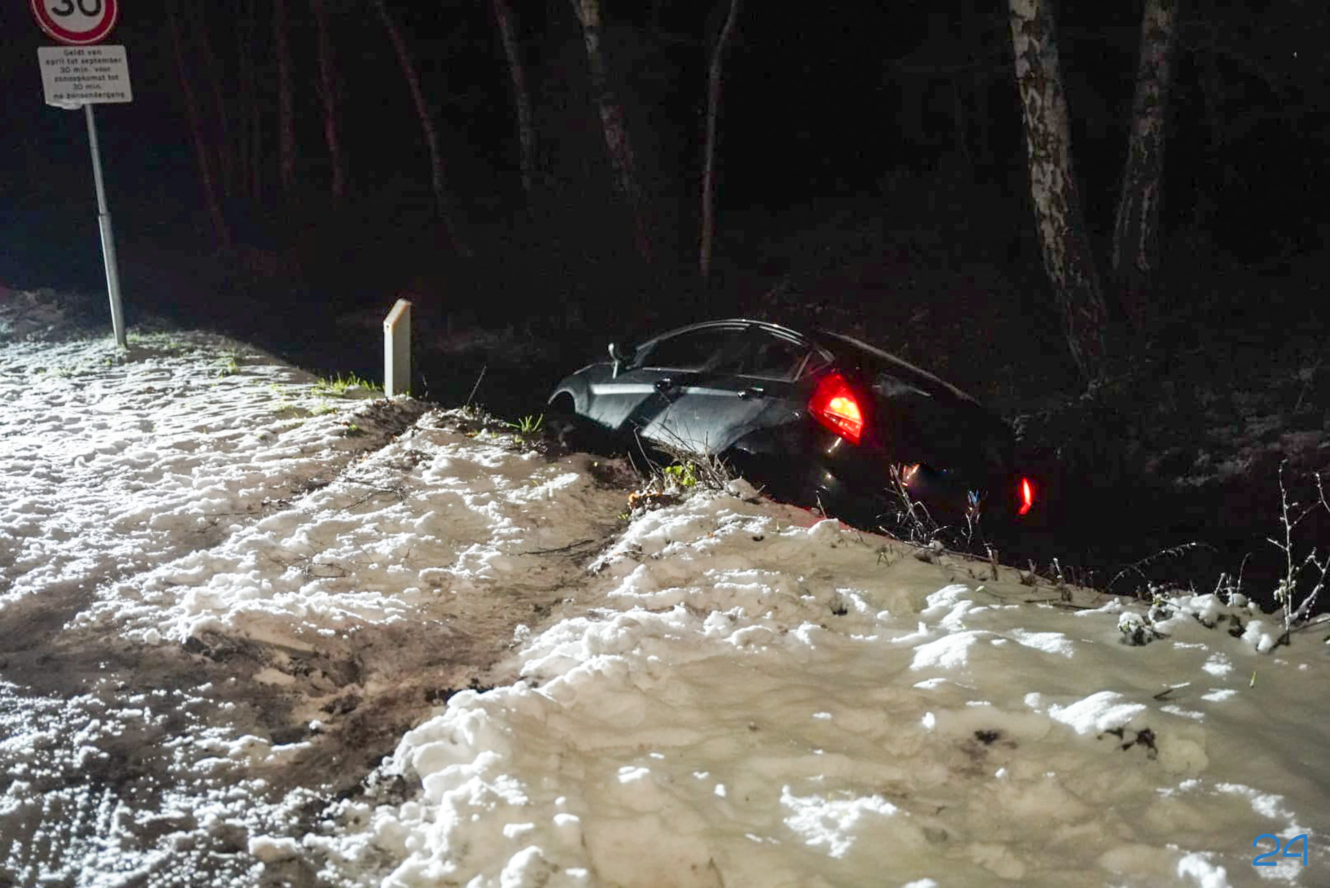 Auto belandt in de sloot naast Herenvennenweg in Weert