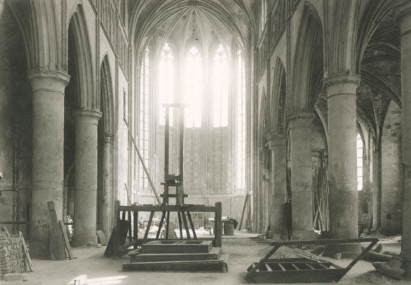 Foto van de guillotine opgeslagen in het voormalig stadsmagazijn in de Dominicanenkerk te Maastricht.