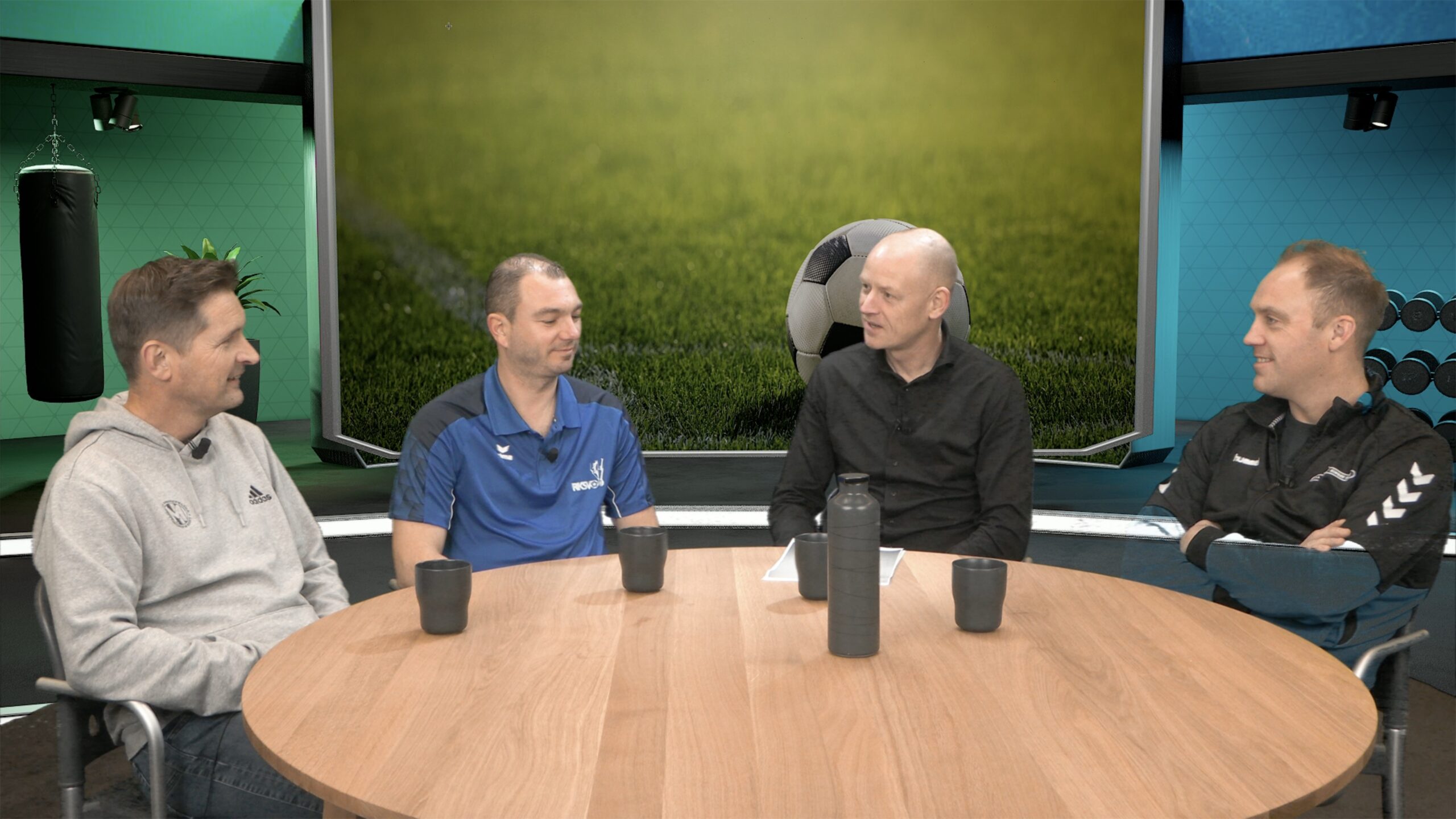 Assistent trainers Pacal Bastiaans, Pascal Korsten en Mark Rietjens bij Sport bij Nederweert24