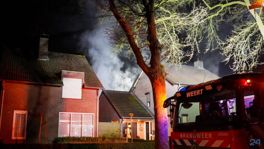 Brand in tuin slaat over naar garage aan Aldenheerd in Weert