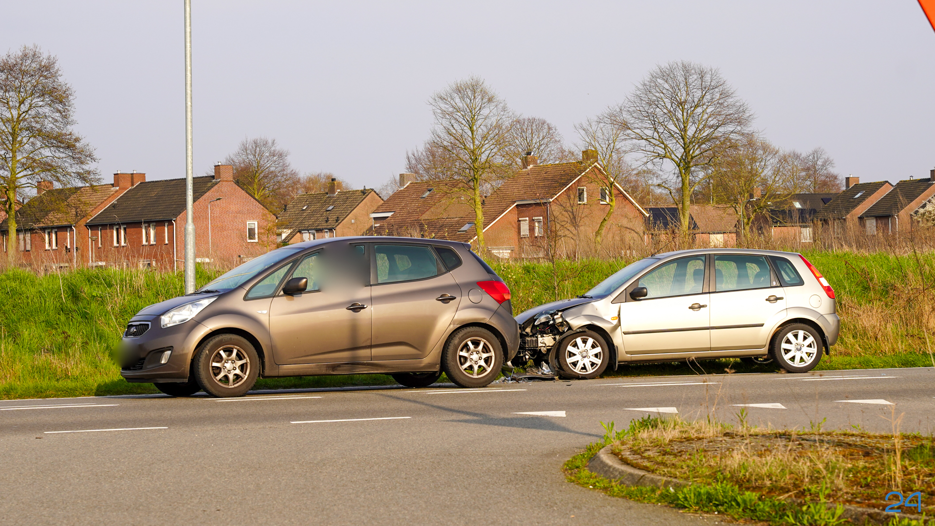 Twee auto’s botsen op Randweg West in Nederweert