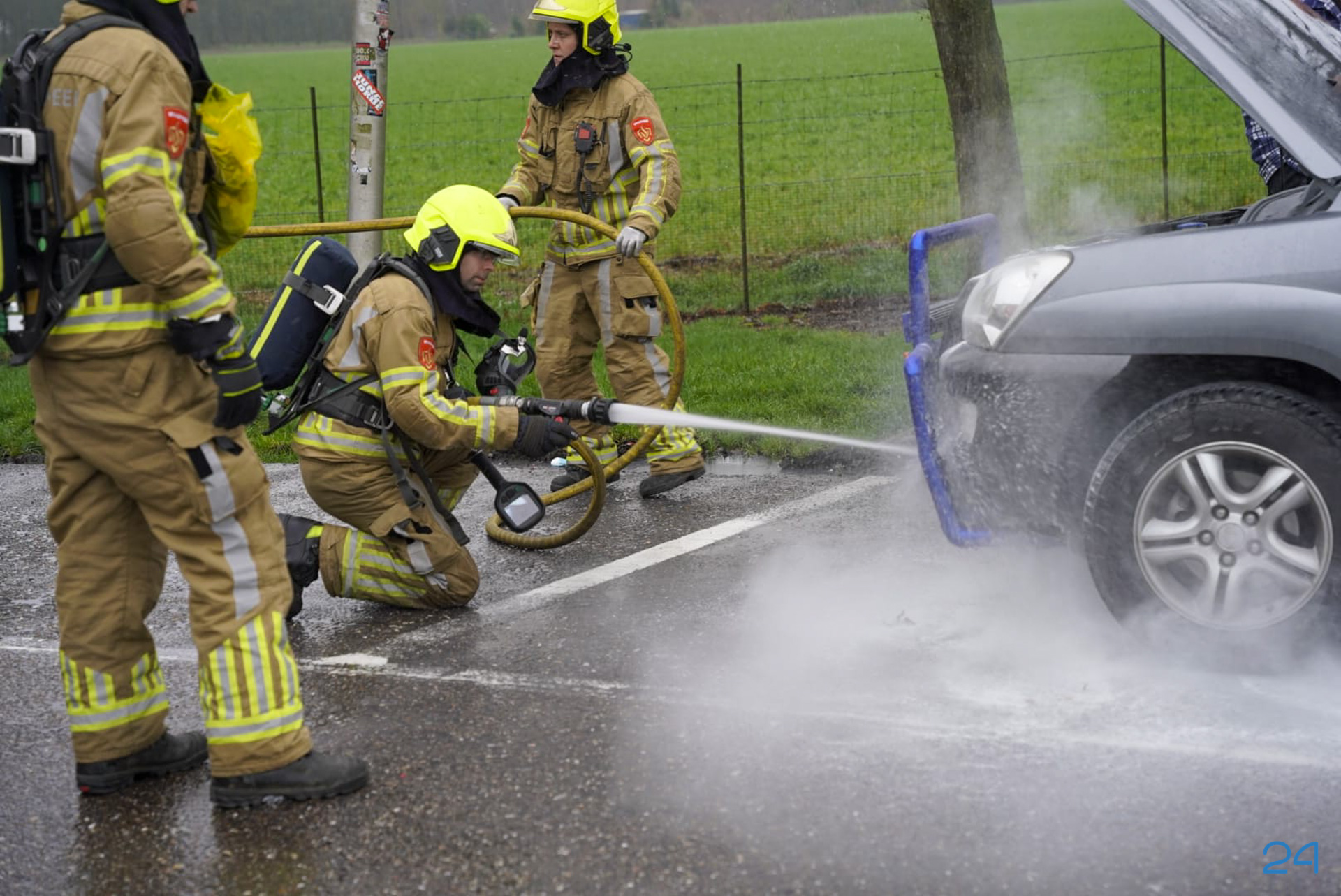 Autobrand door technisch mankement bij verzorgingsplaats Roevenpeel A2 bij Nederweert