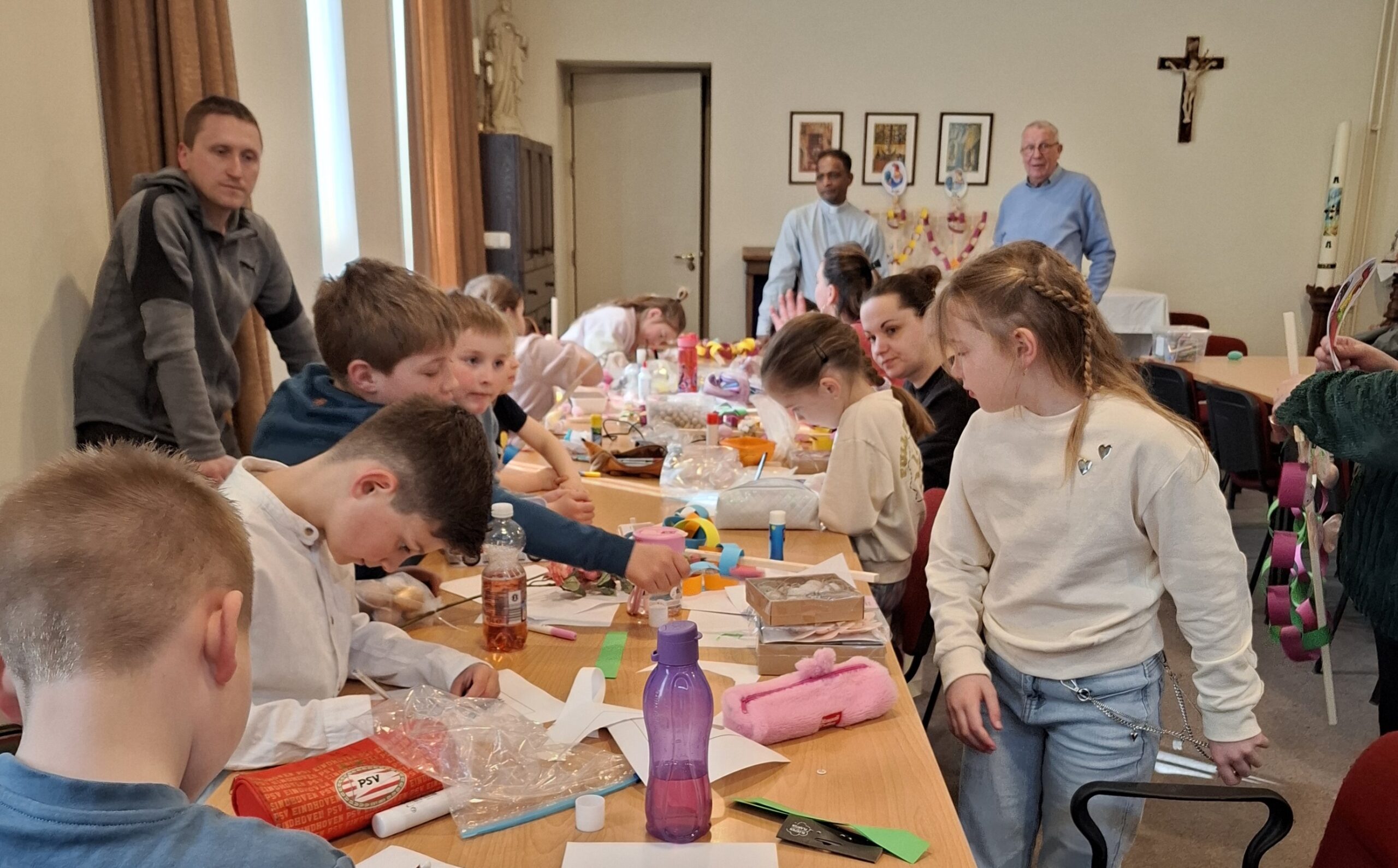 Kinderen maken Palmpasenstokken in St. Lambertuskerk voor Palmzondag