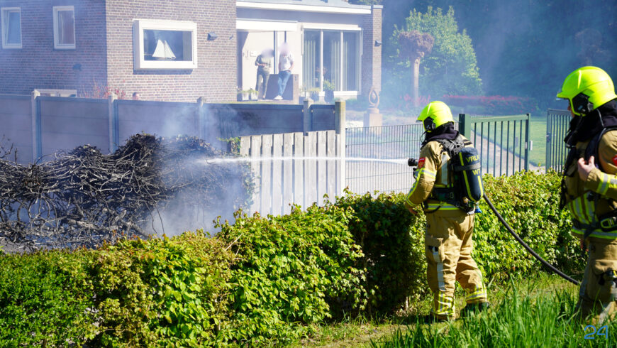 Brandweer Nederweert op pad vanwege brandende haag aan Rochushof