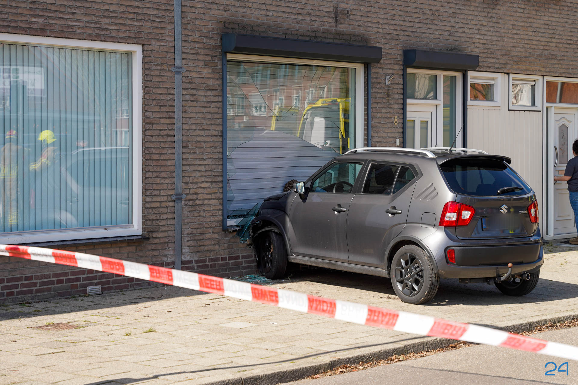 Auto botst tegen woning aan Aerthijsplein in Ospel