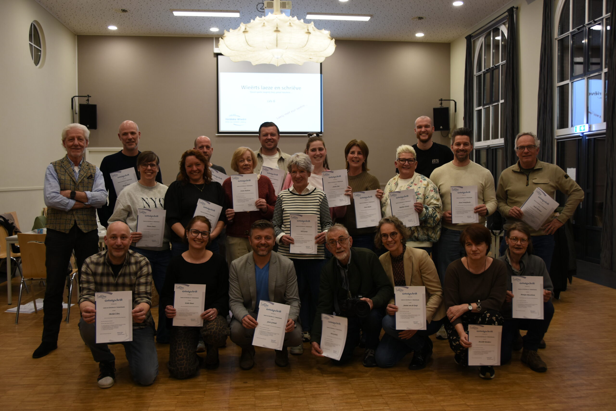 Veldeke Wieërt levert nieuwe dialectklas af met nieuw bestuur