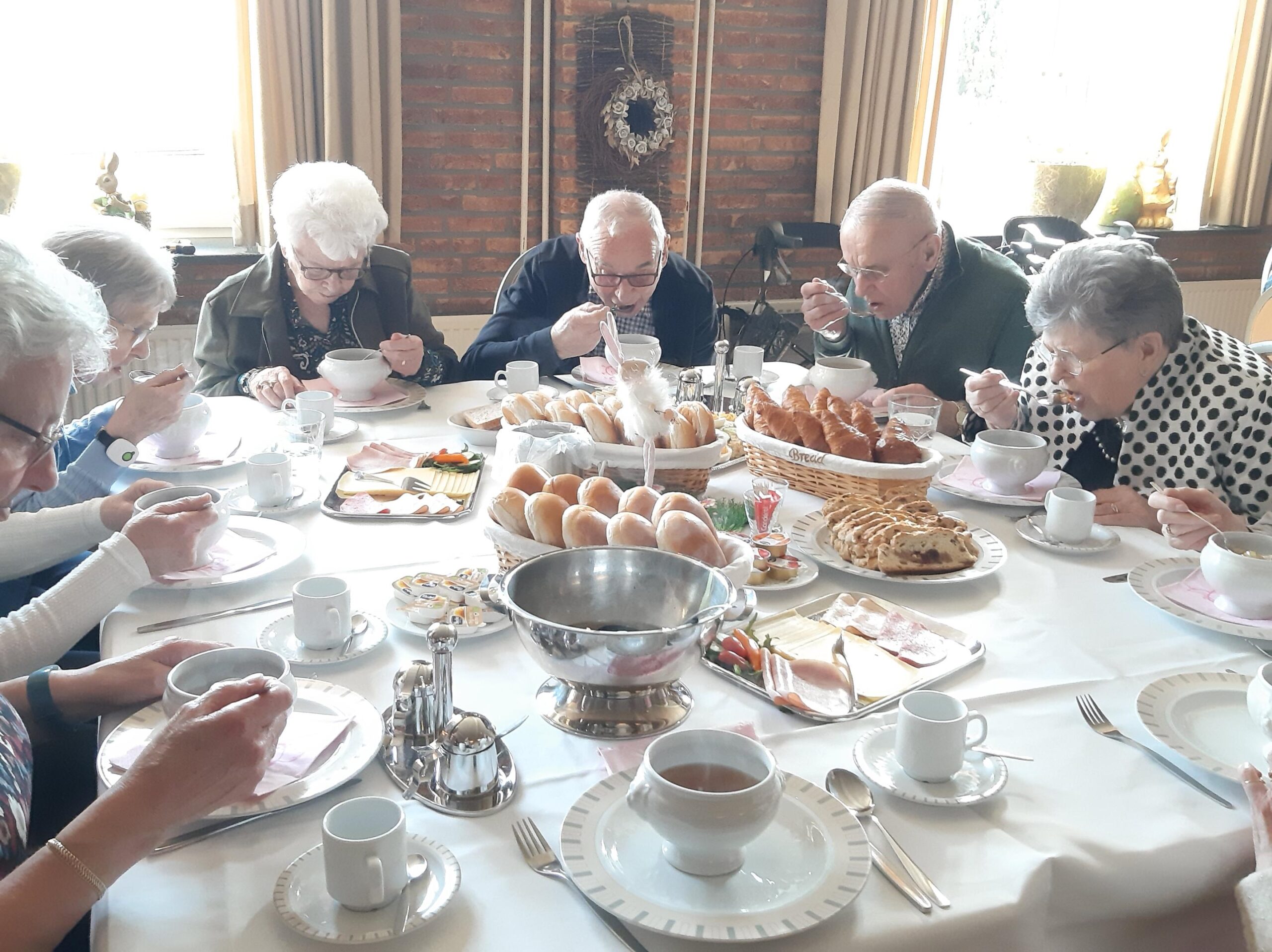 Zonnebloem Nederweert geniet Bee-j Bertje van Paaslunch