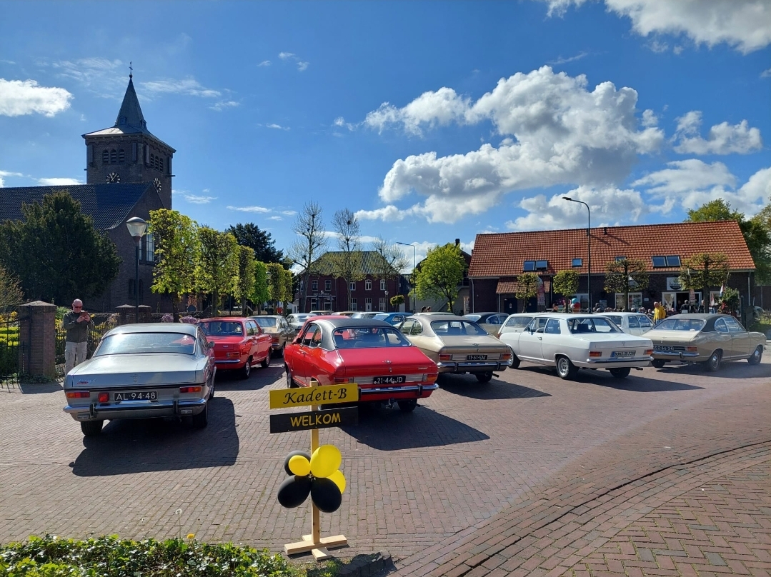 Oldtimers in het Limburgse landschap