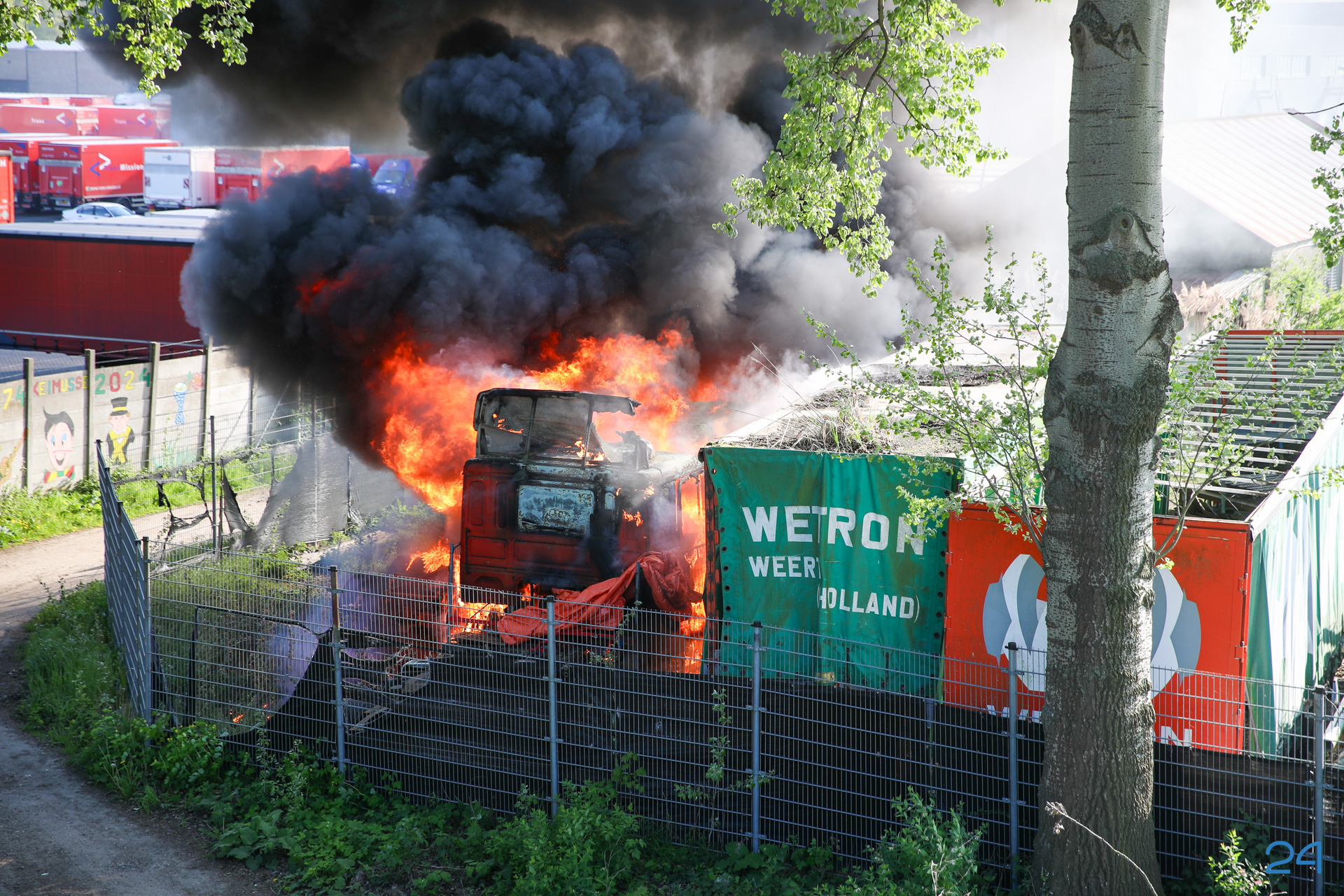 Oude vrachtwagens in brand op Scheepsbouwkade in Weert
