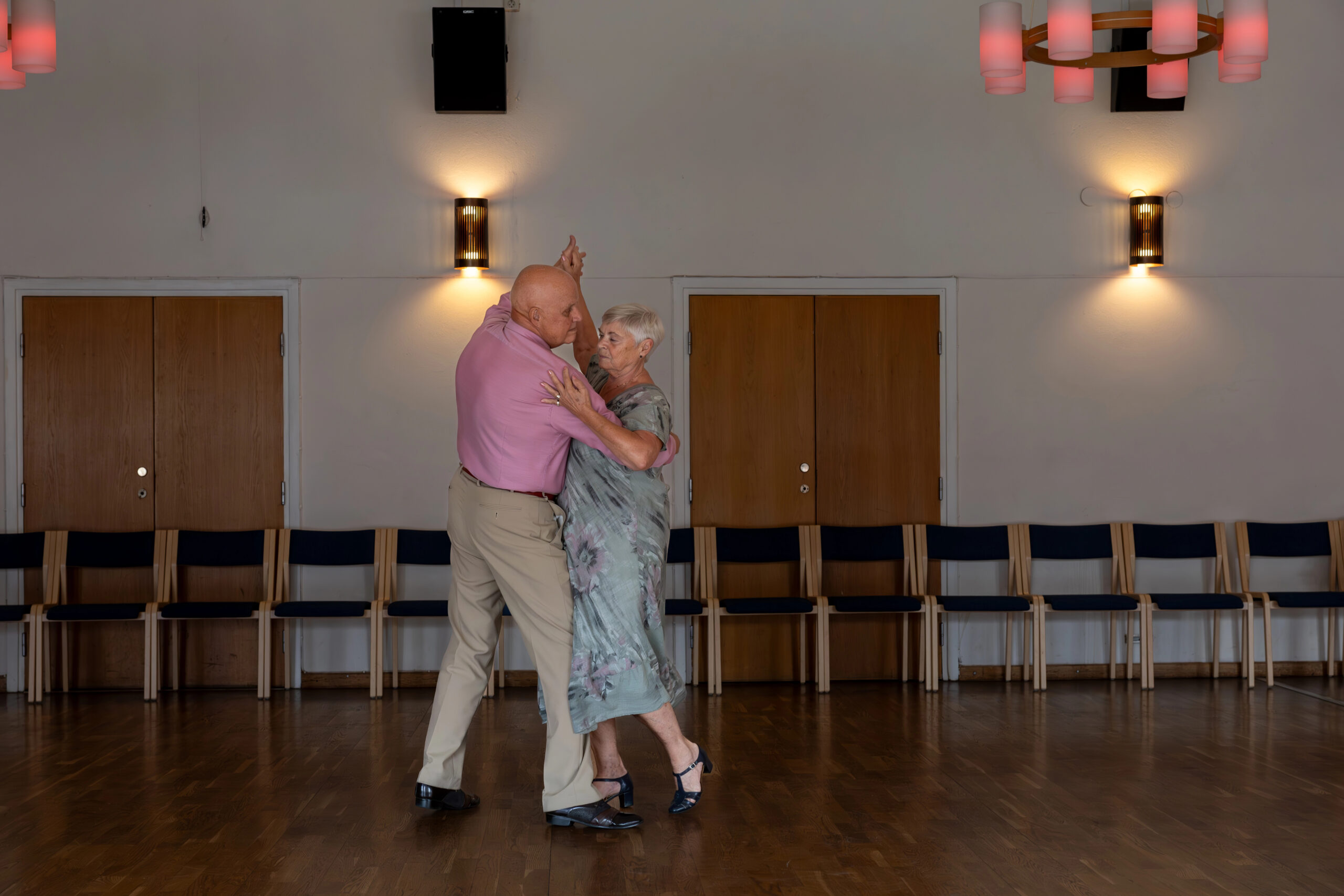 Seniorendansen tijdelijk in kerk van Budschop
