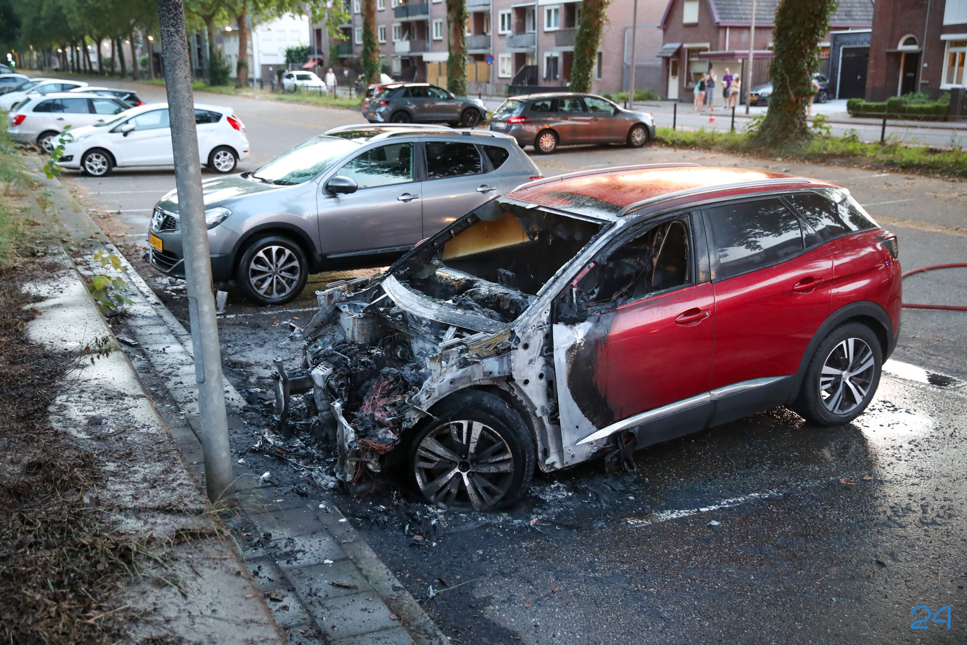 Autobrand op parkeerplaats bij station Weert